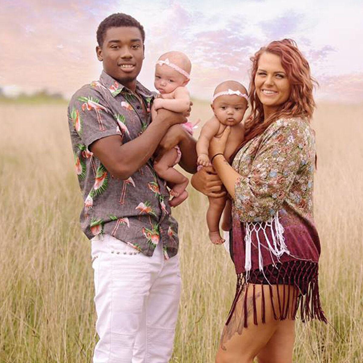 Семья с двумя близнецами. Семья которые выглядят. Многодетная семья и шестеро детей. Многодетная семья англия. Чарли уорган.