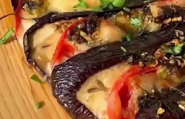 Баклажани з сиром та помідорами, кадр з відео