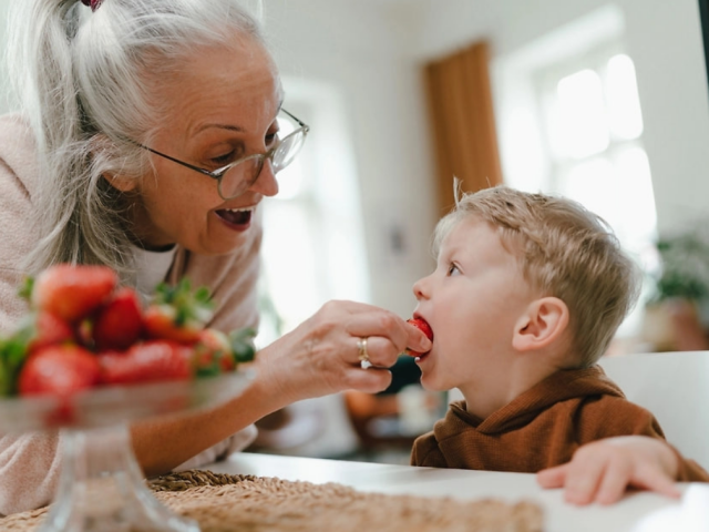 Бабушка и внук, изображение из свободных источников