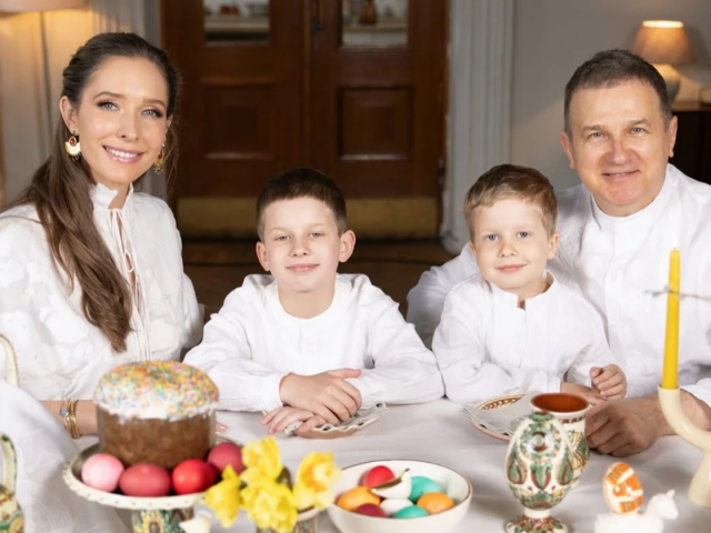 Катя Осадчая и Юра Горбунов с семьей, фото из соцсетей