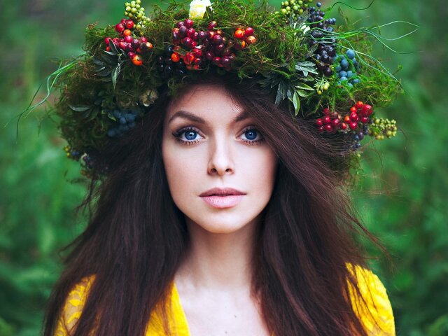 Girls_Girl_with_a_wreath_of_herbs_and_berries_on_his_head_108831_