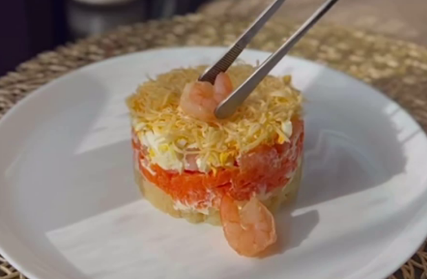 Мимоза с креветками, кадр с видео