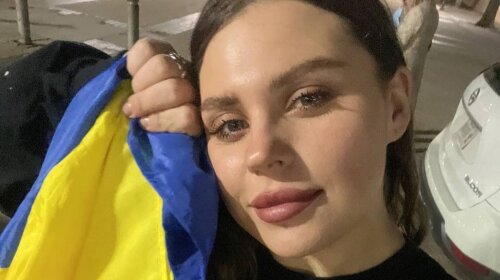 Солистка KAZKA Александра Зарицкая исполнила гимн Украины в самом центре Нью-Йорка (видео)