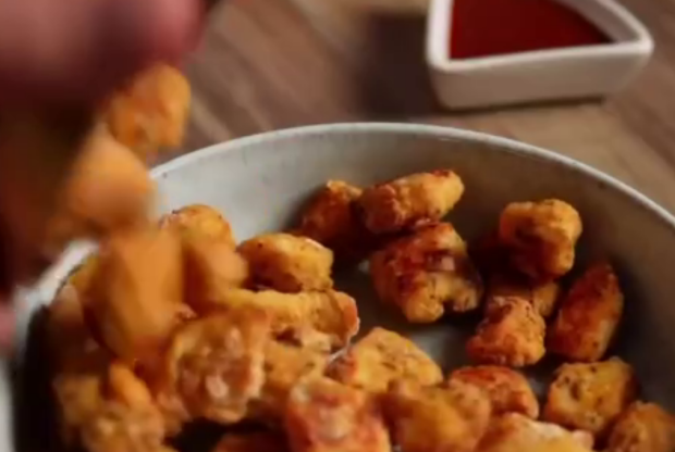 Попкорн из курицы, кадр из видео