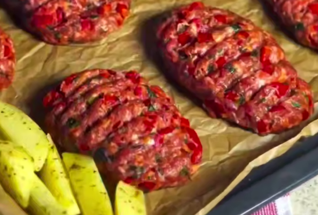 Котлети по-турецьки з картоплею, кадр з відео