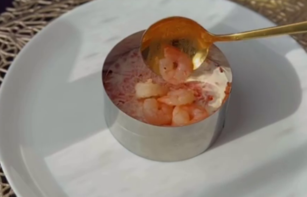 Мимоза с креветками, кадр с видео