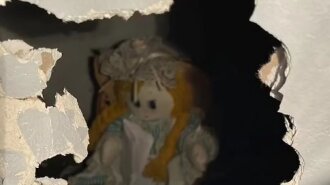 "Я вибрала для них смерть": чоловік виявив у стіні свого будинку ляльку з моторошним листом