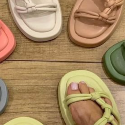 Мода, жіночі босоніжки, одяг