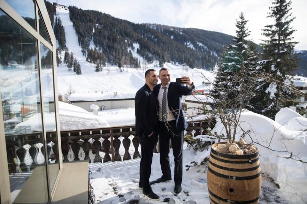 Братья Кличко сделали селфи на фоне швейцарских гор