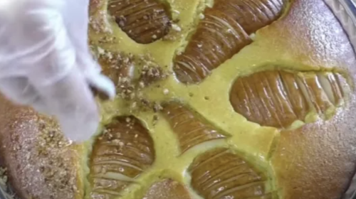 Без лишних калорий: рецепт медового пирога с грушей на кукурузной муке