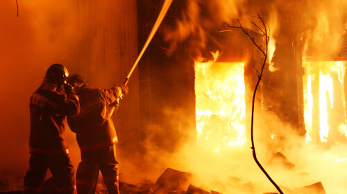 Пожежа в Києві: на Троєщині спалахнула СТО, чути вибухи