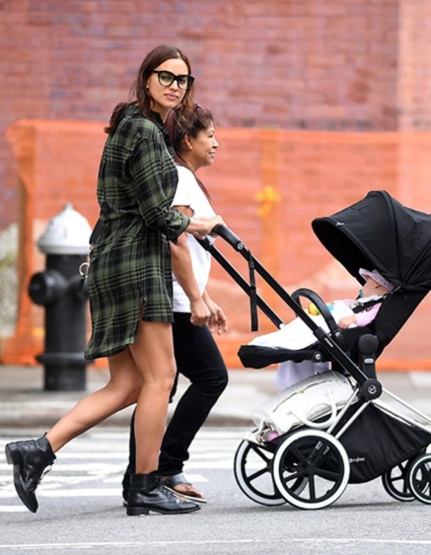 Ірина Шейк гуляє з дочкою