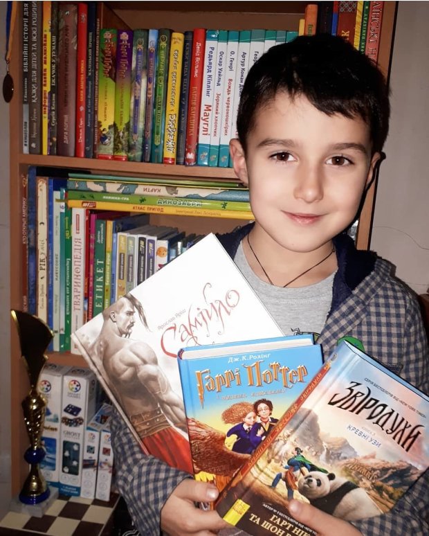 Син Людмили Барбір Тарас з улюбленими книжками