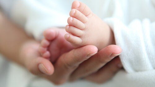 newborn-babys-feet-in-parent-hand-1