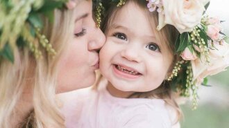 Mothers Day-photographer-in-Oak-Glen-California-Mother-Daughter-Photoshoot-with-flower-crowns-Family