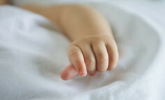 Немовля був знайдений мертвим під дверима власної квартири