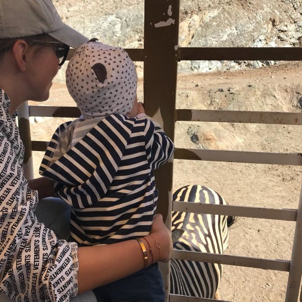 Ксения Собчак на прогулке в зоопарке с сыном