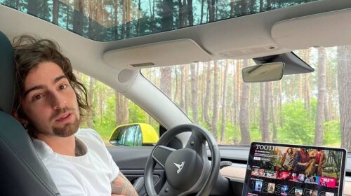 "Вона розсікає по Києву і розвозить броніки, дітям їжу": Володимир Дантес віддав волонтерам свою Tesla