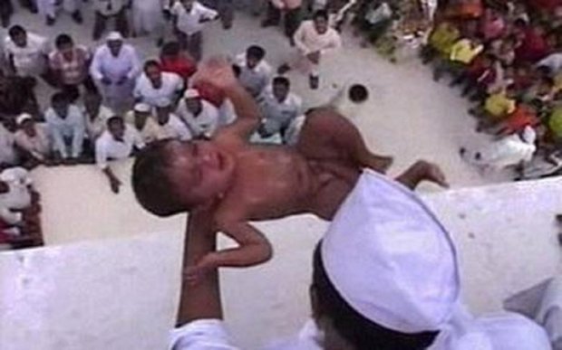 Стародавній ритуал скидання немовлят