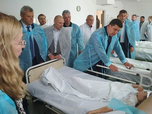 Володимир Гройсман та Уляна Супрун в лікарні Черкас