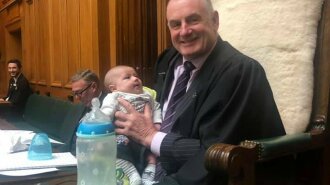 Спікер парламенту Нової Зеландії годував і няньчив немовля під час засідання