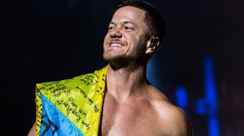 Соліст Imagine Dragons взяв у харків'янки прапор України і підняв його на сцені в Празі (відео)