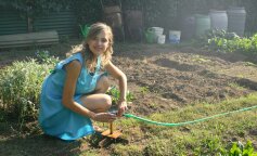 Лайфхак: как уберечь маникюр во время работы в огороде