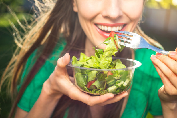 Майонезные салаты давно пора заменять более здоровыми вариантами