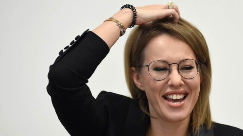 Показала на всю страну: Ксения Собчак продемонстрировала на новогоднем снимке средний палец (ФОТО)