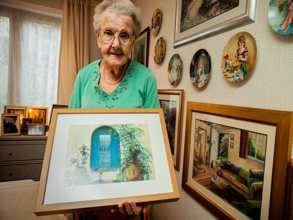 95-річна пенсіонерка втратила зору, але продовжує створювати шедеври