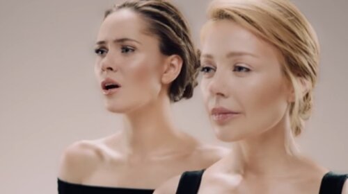 Как две сестры: Тина Кароль и Юлия Санина презентовали песню-манифест в сдержанных нарядах