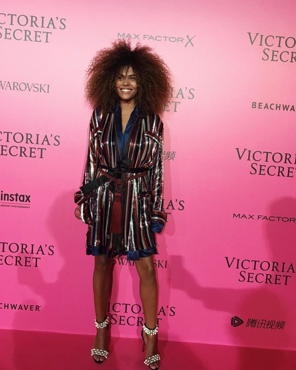 Тина Кунаки на шоу Victoria’s Secret в парижском Grand Palais