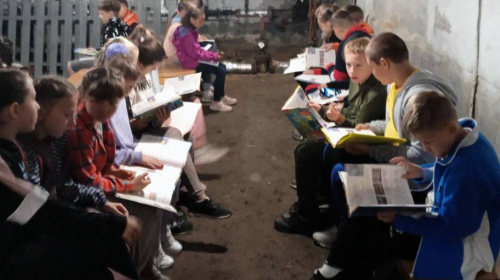 Школярі в укритті, фото з вільних джерел