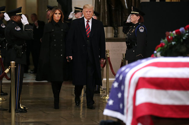 Дональд І Меланія Трамп на церемонії прощання з Джороджем Бушем - старшим