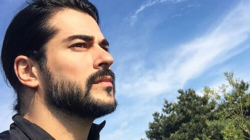 Турецкий красавец актер Бурак Озчивит стал причиной серьезного скандала в Сети – все подробности