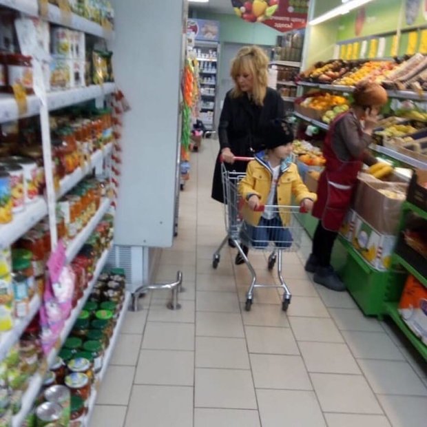 Алла Пугачева с сыном Гарри в супермаркете