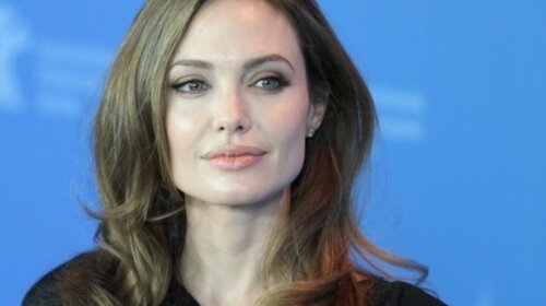 Анджелина Джоли в черном платье на тонких бретелях показала грудь (ФОТО)