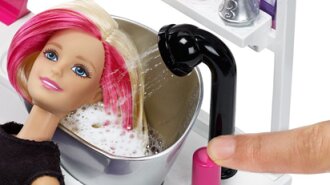 Модные вопросы: как смыть макияж Барби и из чего сделаны ее волосы