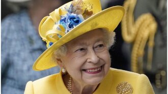 В сине-желтой шляпке: Елизавета II выбрала особенный наряд для публичного выхода (фото)