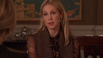 Красива жінка, кадр з серіалу "Пліткарка"