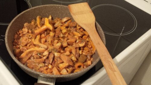 Рецепт рыжиков с картофелем, жареных в нежном сметанном соусе