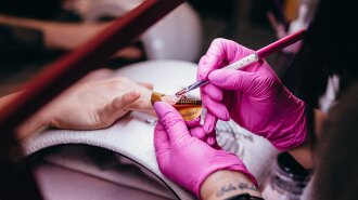 Лікар розповів, які болячки можна "підчепити" в салонах краси і стоматологіях і як уберегтися від біди