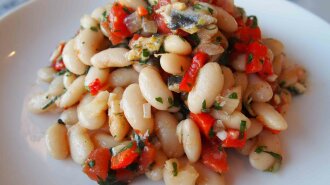 Beans with tomatoes and anchovies