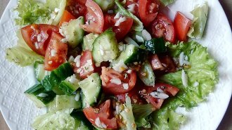 Побережи печінку та нирки: медики розповіли, як салат з огірків і помідорів може нашкодити організму