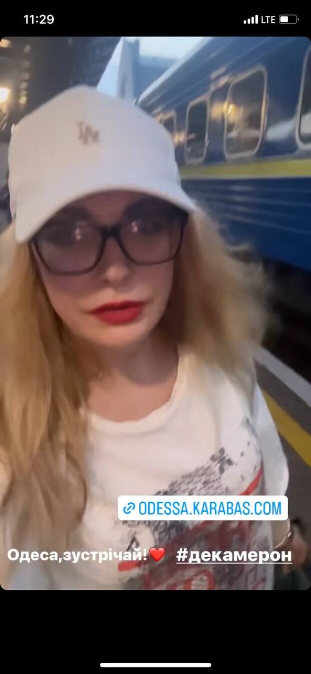 Ольга Сумська поспішає на поїзд
