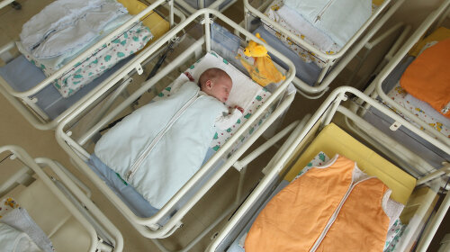 Нікому непотрібний 6-місячний малюк лежав в окремому боксі і тихо плакав: неймовірна історія покинутого немовляти