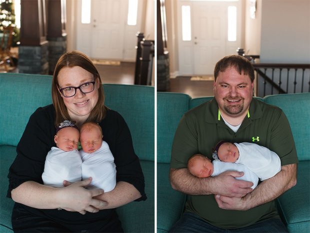 Отец и мать с новорожденными близнецами