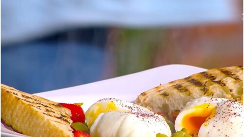 Особливий сніданок: рецепт рагу з зеленого горошку з яйцем пашот