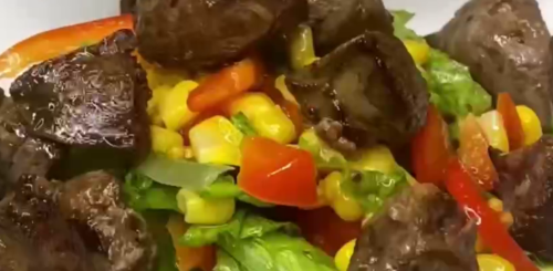 Літній салат з курячою печінкою, кадр з відео