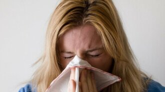 Не тільки чхання і свербіж в носі: лікар назвала симптоми весняної алергії